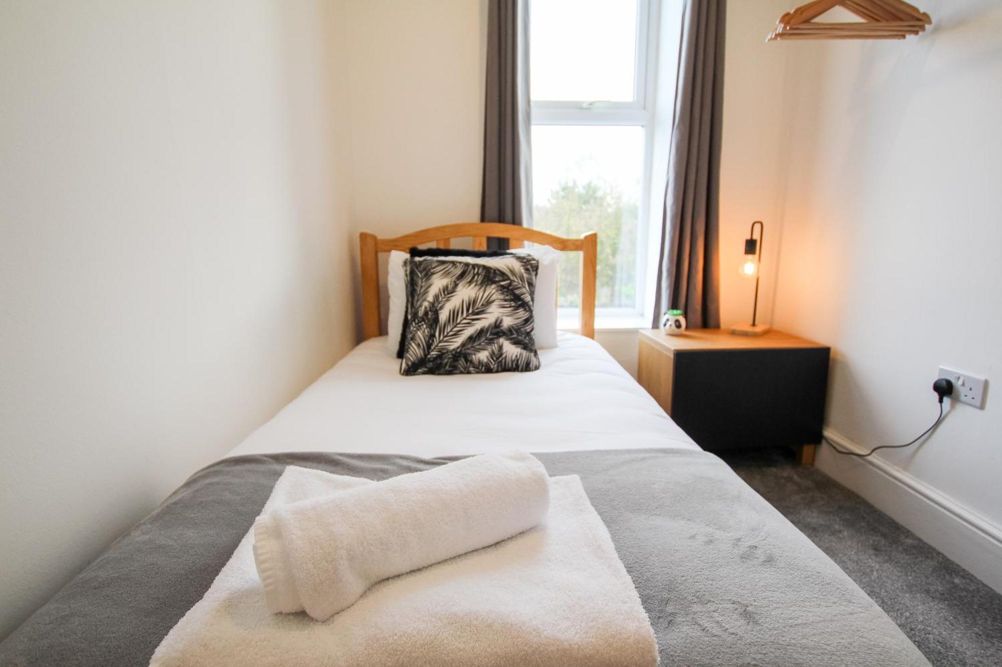Fairways View - Spacious Apartment - Sleeps 6 - Lovely Views - By Rework Accommodation 霍伊莱克 外观 照片